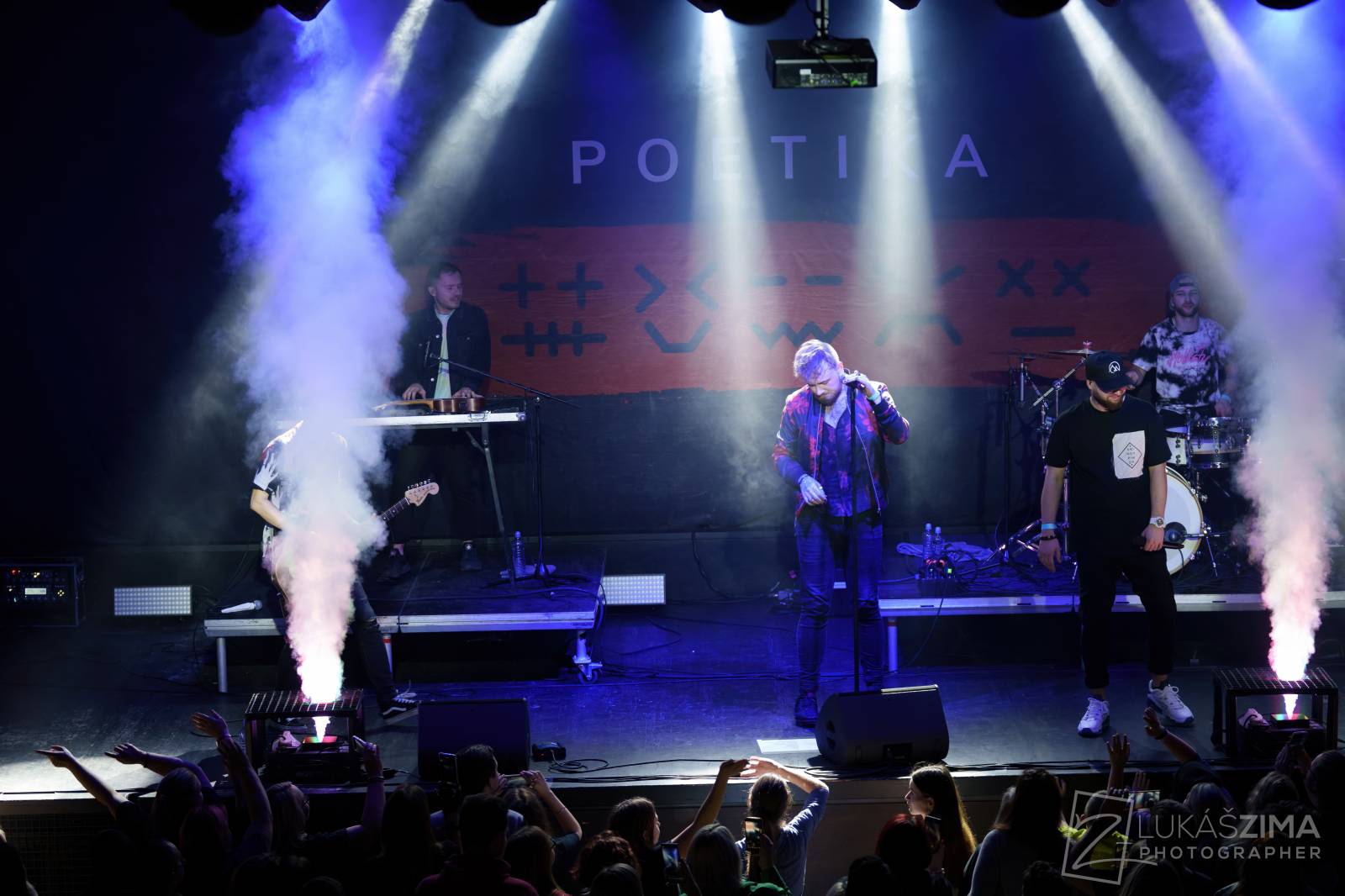 Poetika naposledy v úplné sestavě. Fanoušci se v Roxy loučili s Edou Rovenským