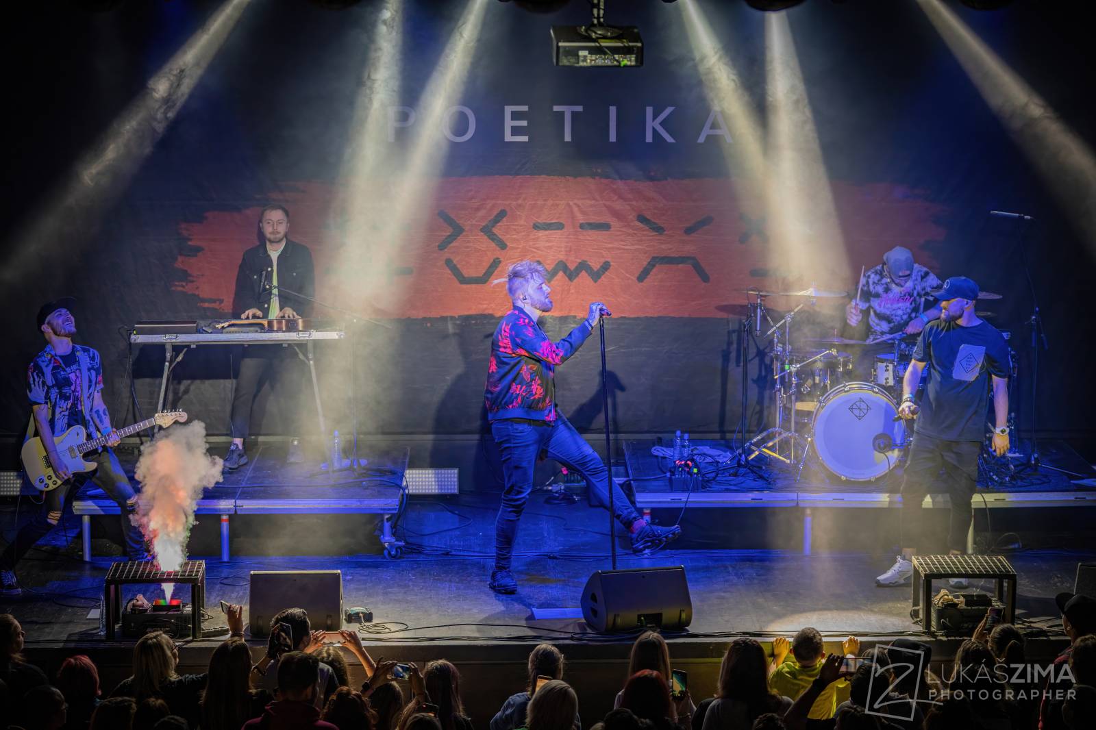 Poetika naposledy v úplné sestavě. Fanoušci se v Roxy loučili s Edou Rovenským