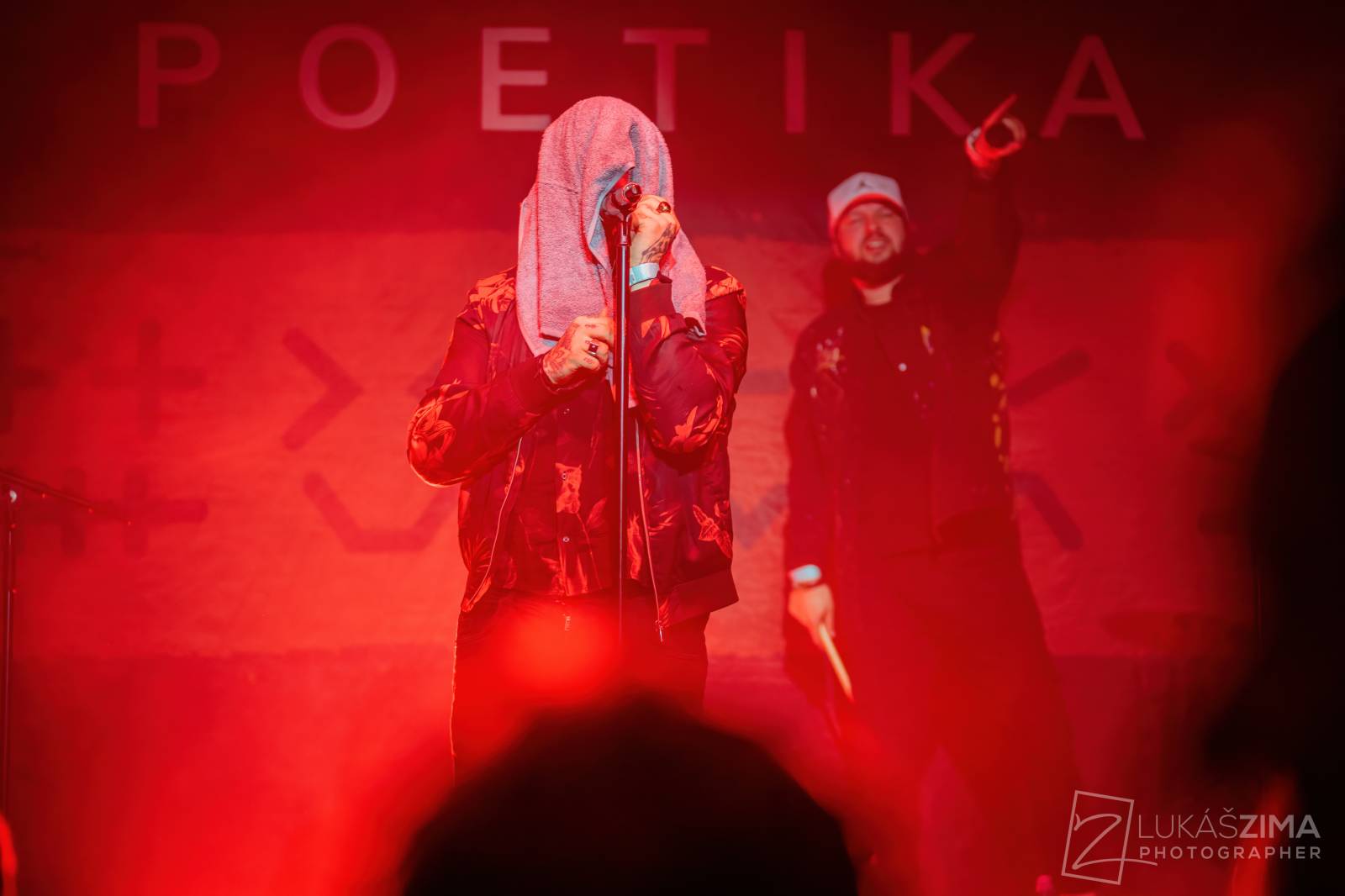 Poetika naposledy v úplné sestavě. Fanoušci se v Roxy loučili s Edou Rovenským