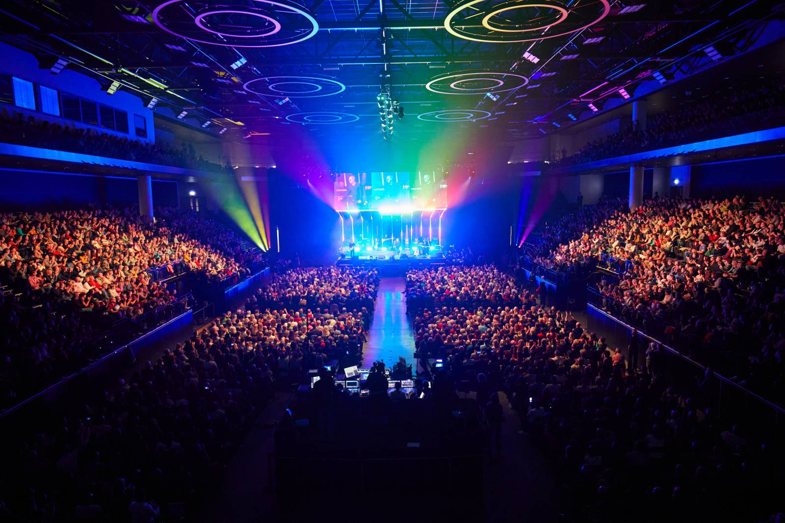 Přátelé a kolegové zavzpomínali v O2 universu na Mira Žbirku