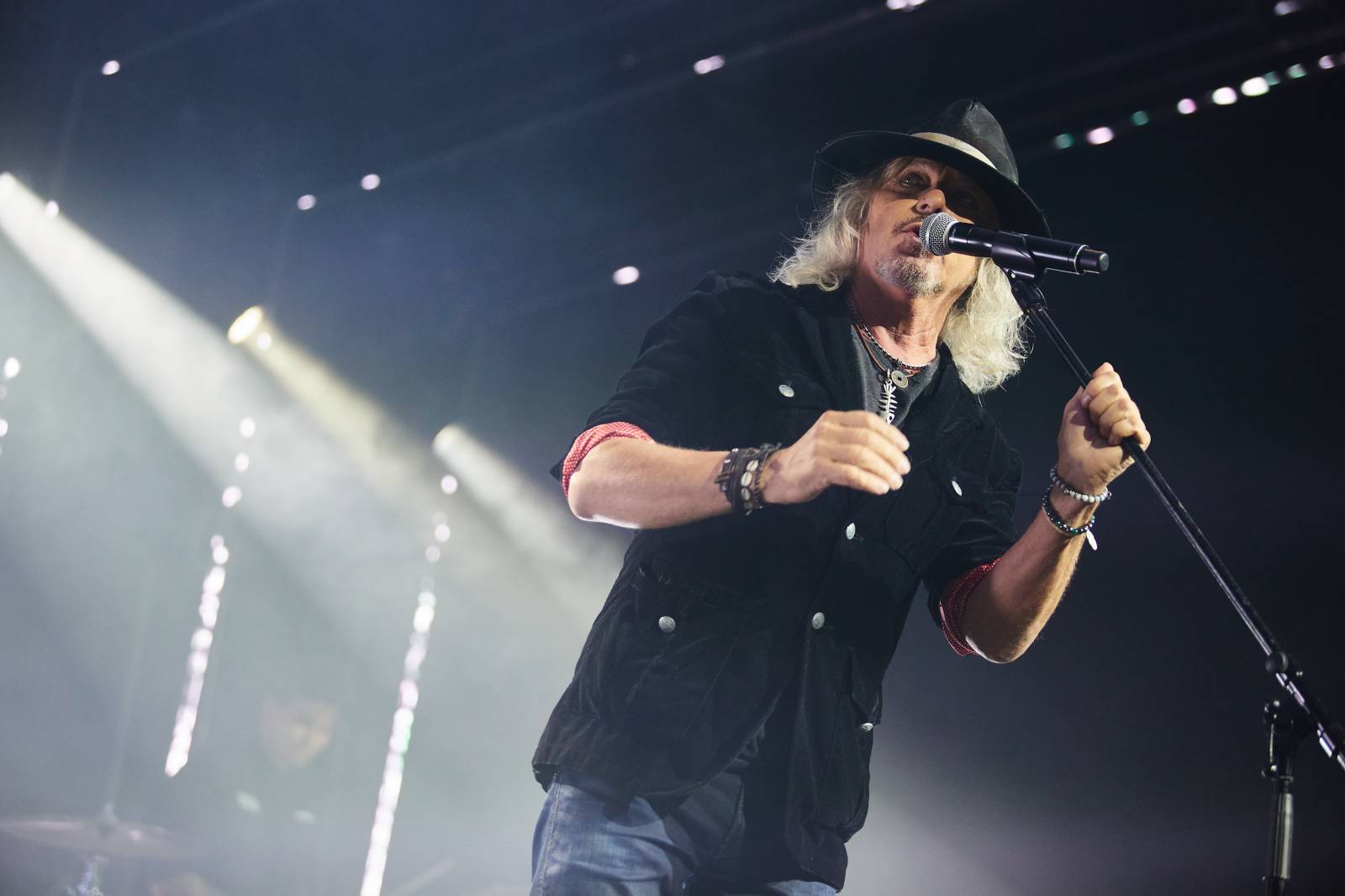 Přátelé a kolegové zavzpomínali v O2 universu na Mira Žbirku