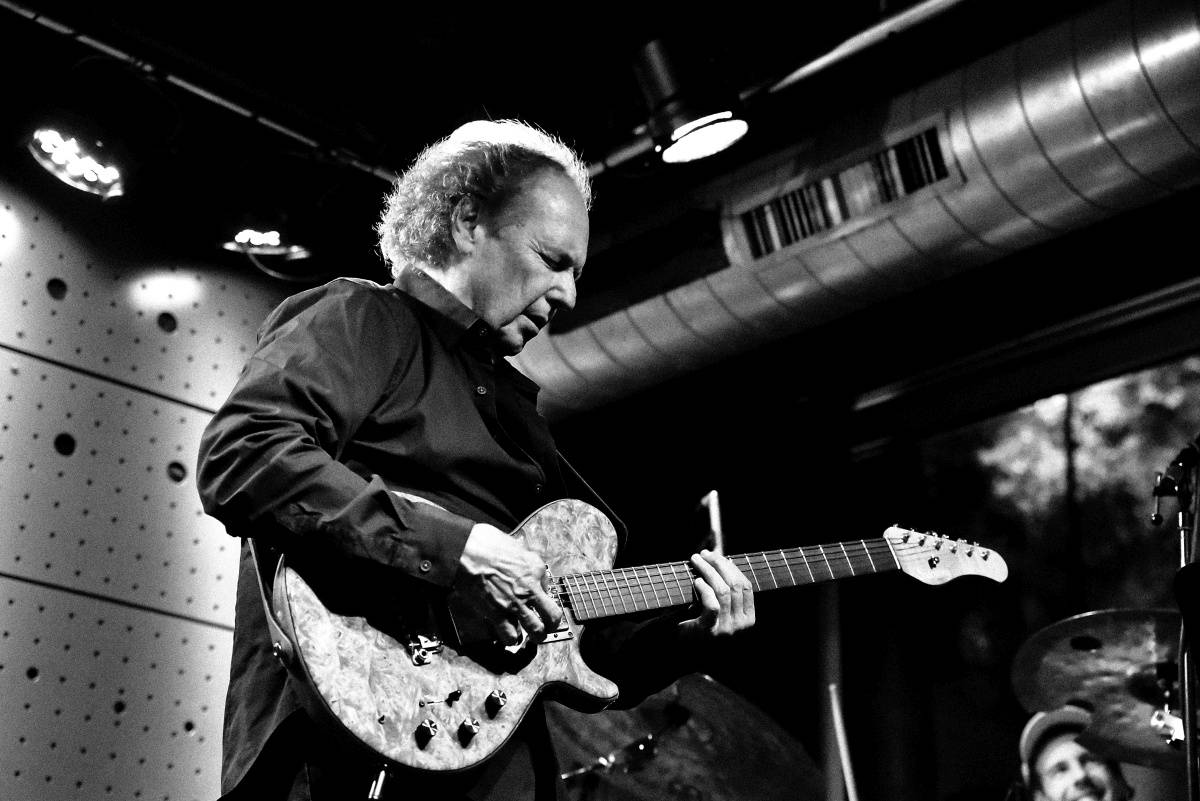 Vyprodaný Jazz Dock si vychutnal hráčské umění jazzového kytaristy Lee Ritenoura