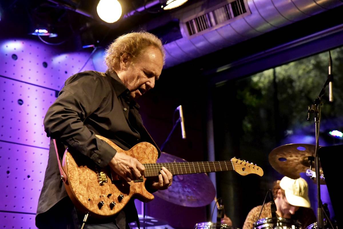 Vyprodaný Jazz Dock si vychutnal hráčské umění jazzového kytaristy Lee Ritenoura