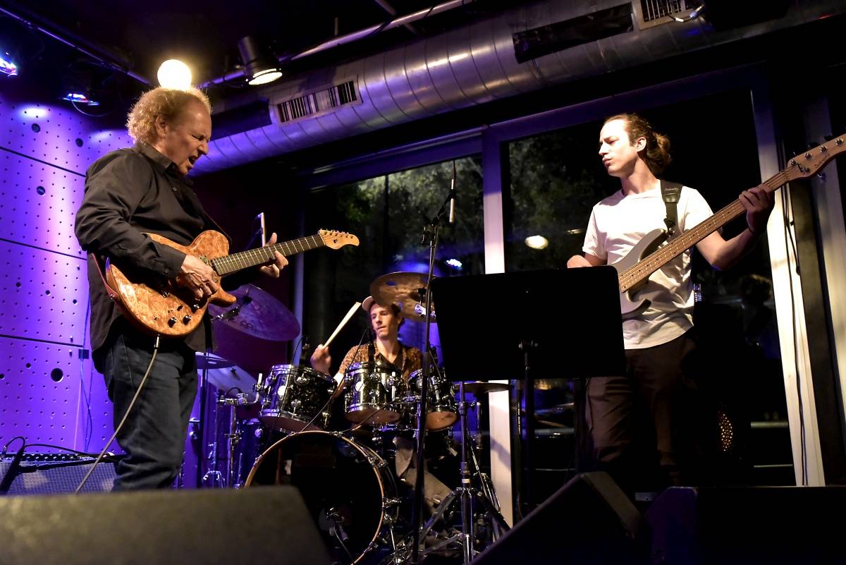 Vyprodaný Jazz Dock si vychutnal hráčské umění jazzového kytaristy Lee Ritenoura