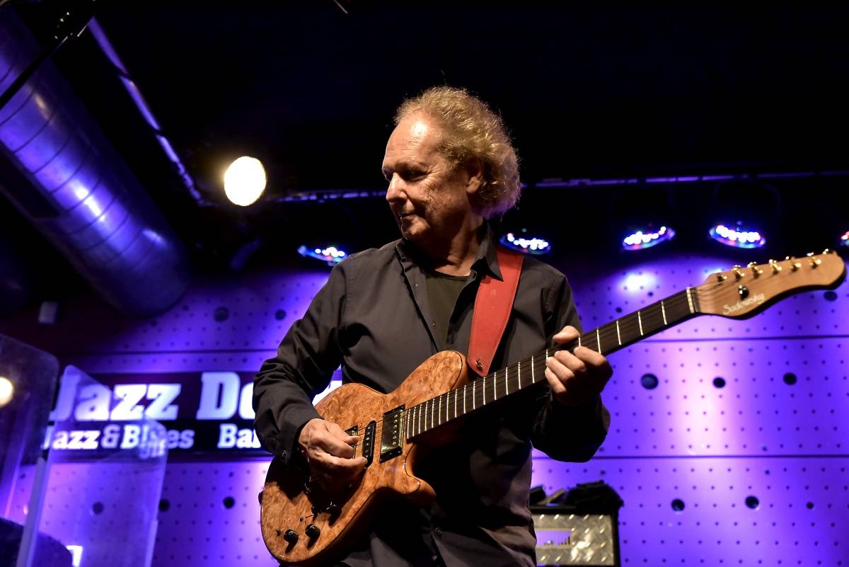 Vyprodaný Jazz Dock si vychutnal hráčské umění jazzového kytaristy Lee Ritenoura