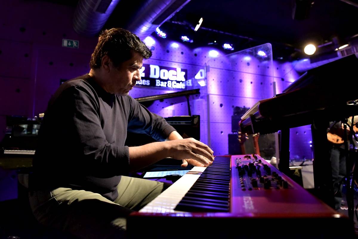 Vyprodaný Jazz Dock si vychutnal hráčské umění jazzového kytaristy Lee Ritenoura