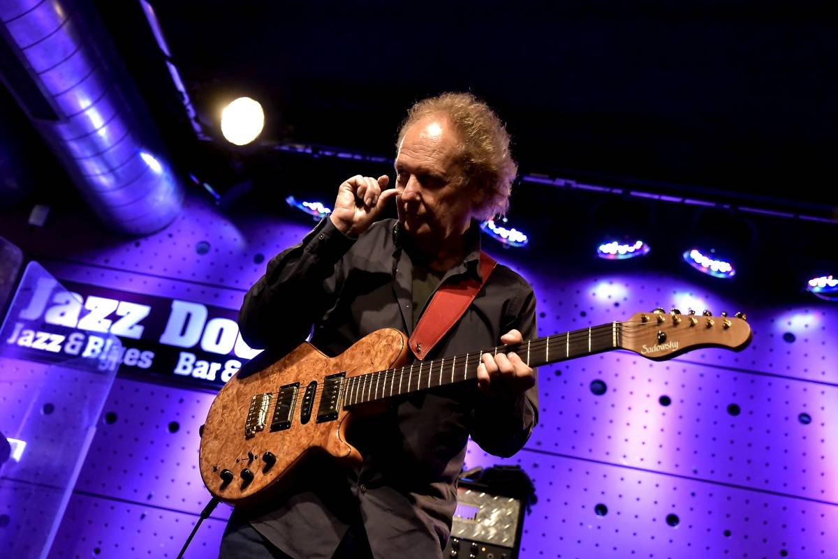 Vyprodaný Jazz Dock si vychutnal hráčské umění jazzového kytaristy Lee Ritenoura