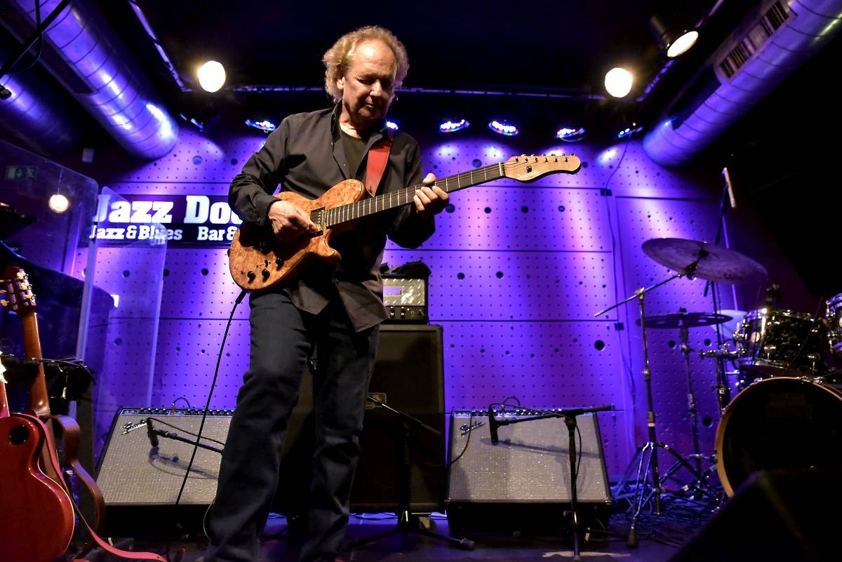 Vyprodaný Jazz Dock si vychutnal hráčské umění jazzového kytaristy Lee Ritenoura