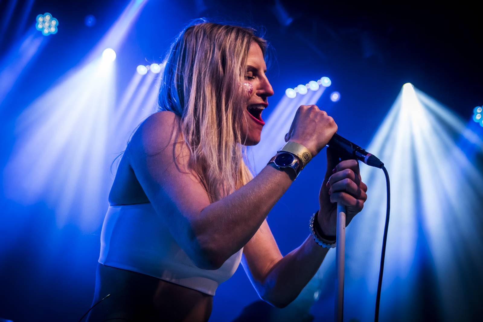 Gaia Mesiah předvedla v Lucerna Music Baru letecký den, nadšení fanoušci jásali