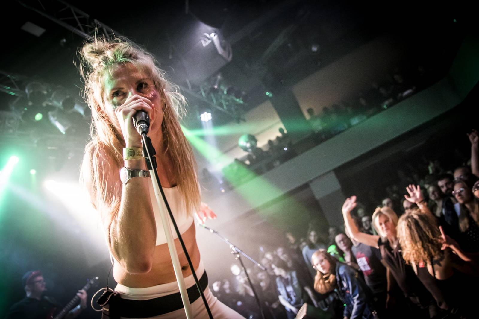 Gaia Mesiah předvedla v Lucerna Music Baru letecký den, nadšení fanoušci jásali