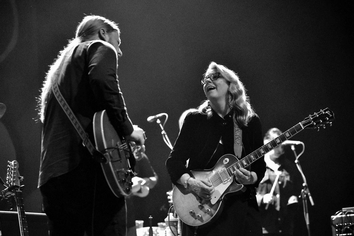 Bluesrockový kamion Tedeschi Trucks Band převálcoval Forum Karlín