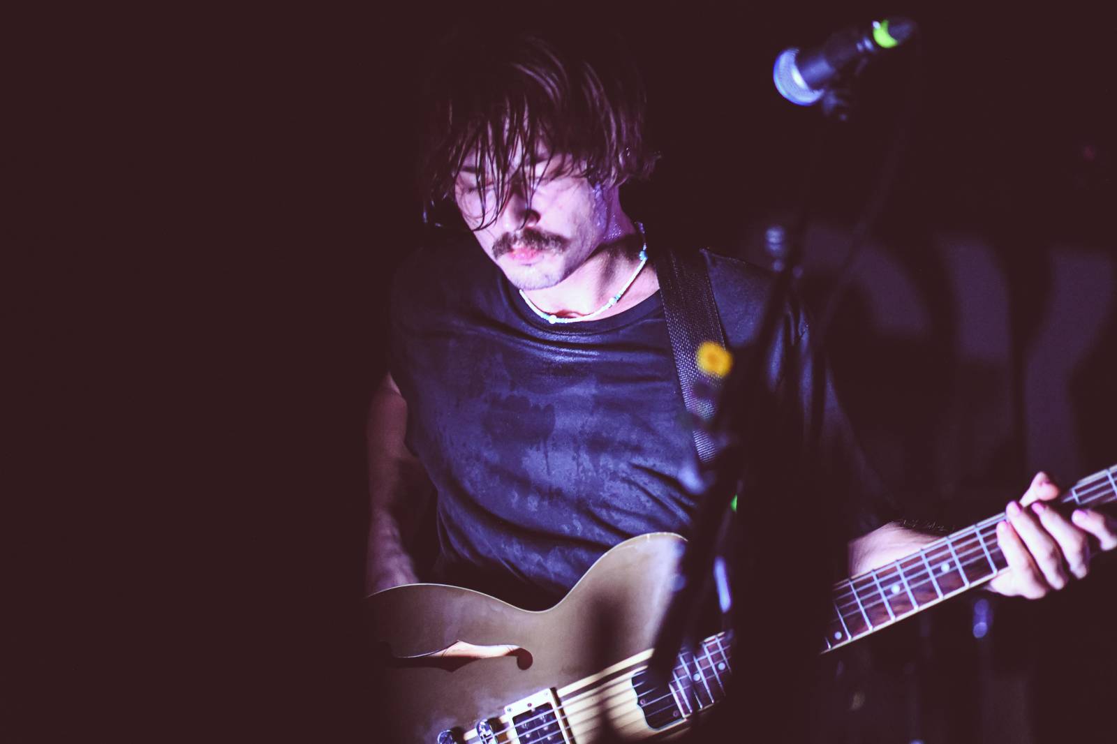 Frontman Blackout Problems se v Berlíně nechal nosit na rukou