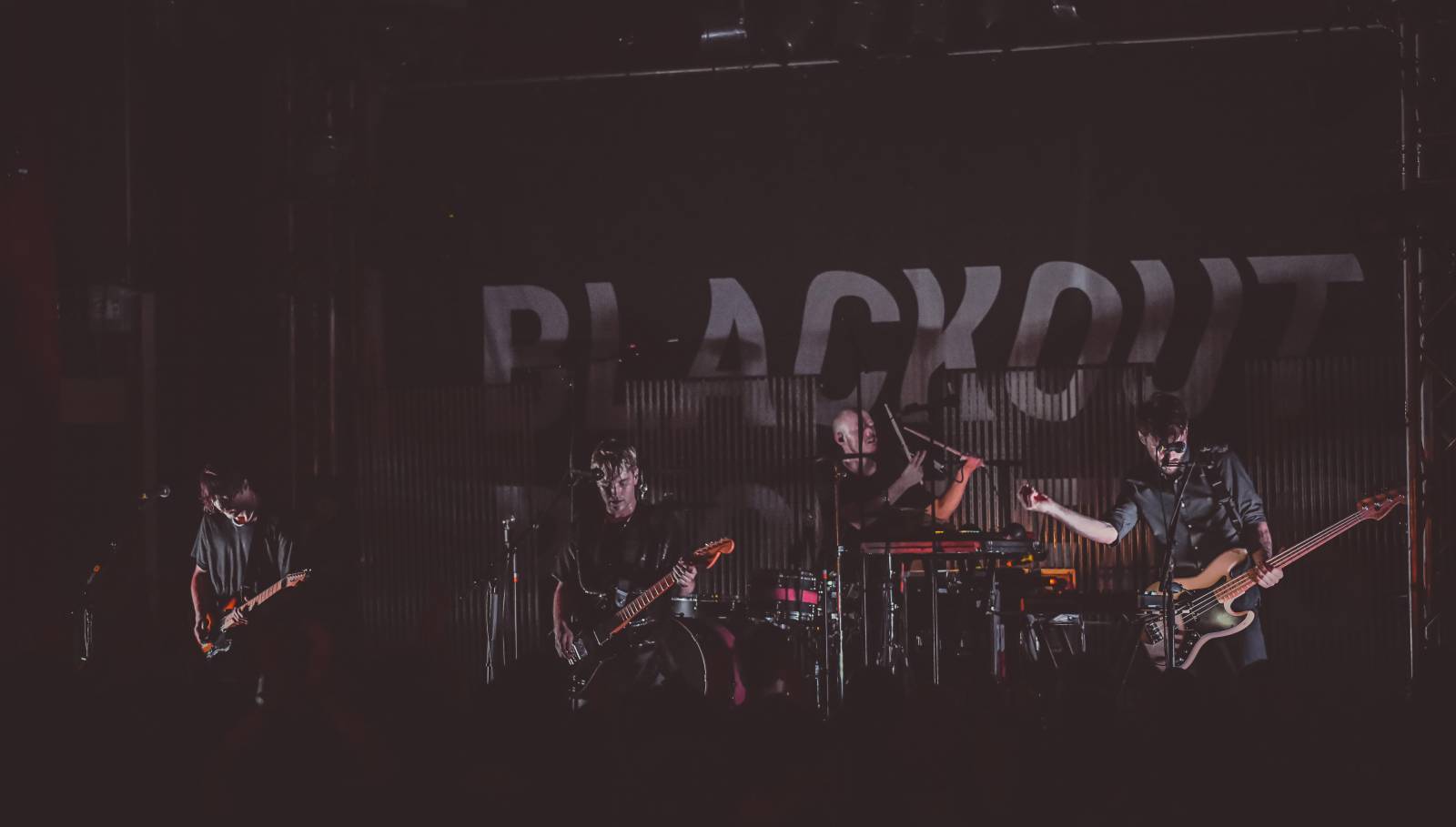 Frontman Blackout Problems se v Berlíně nechal nosit na rukou