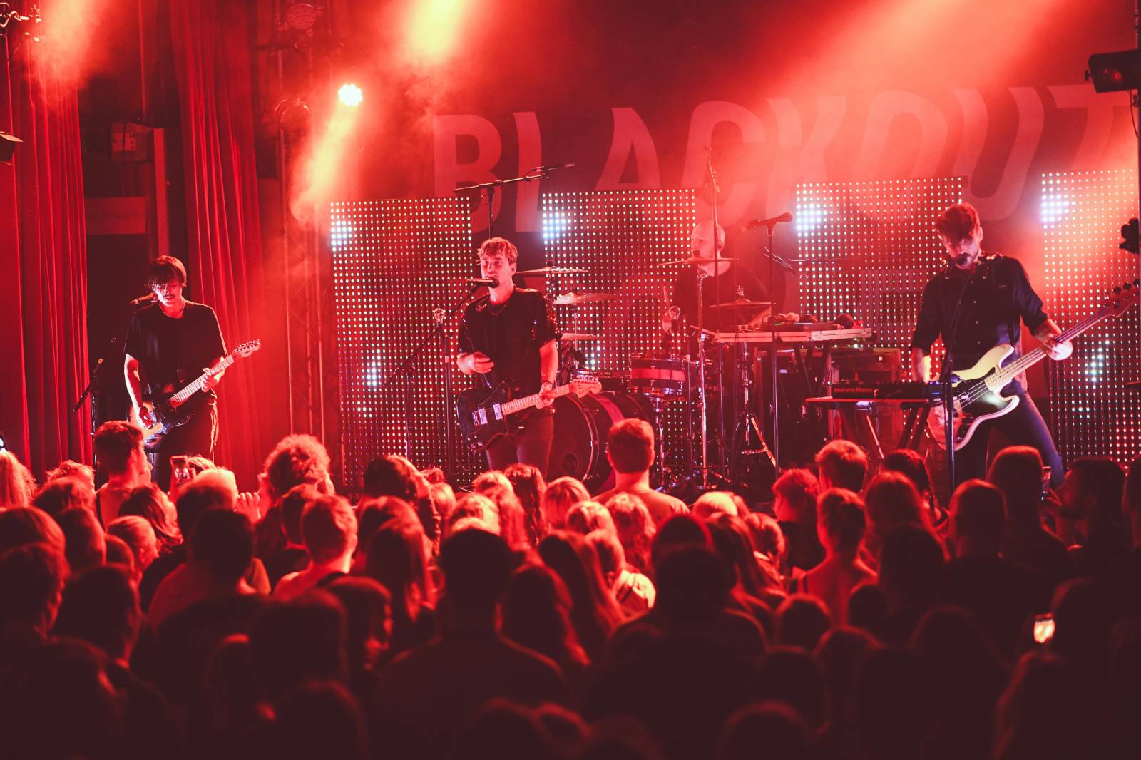 Frontman Blackout Problems se v Berlíně nechal nosit na rukou