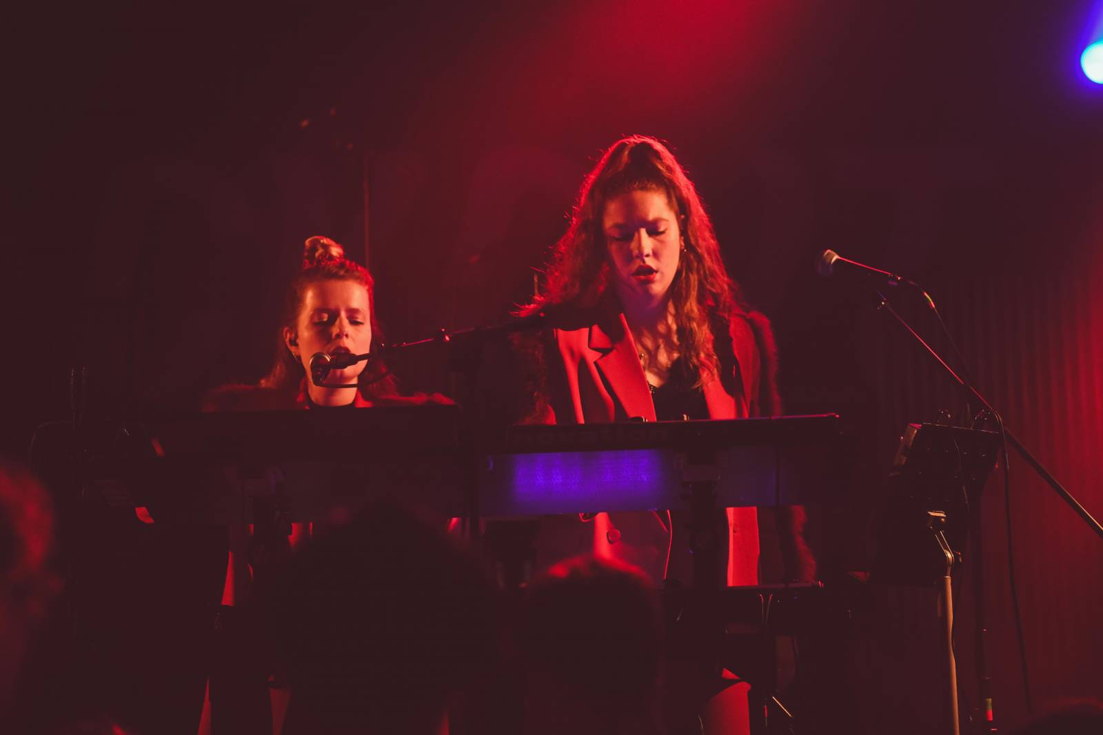 Frontman Blackout Problems se v Berlíně nechal nosit na rukou