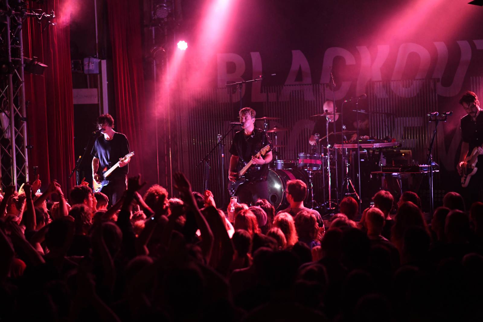 Frontman Blackout Problems se v Berlíně nechal nosit na rukou