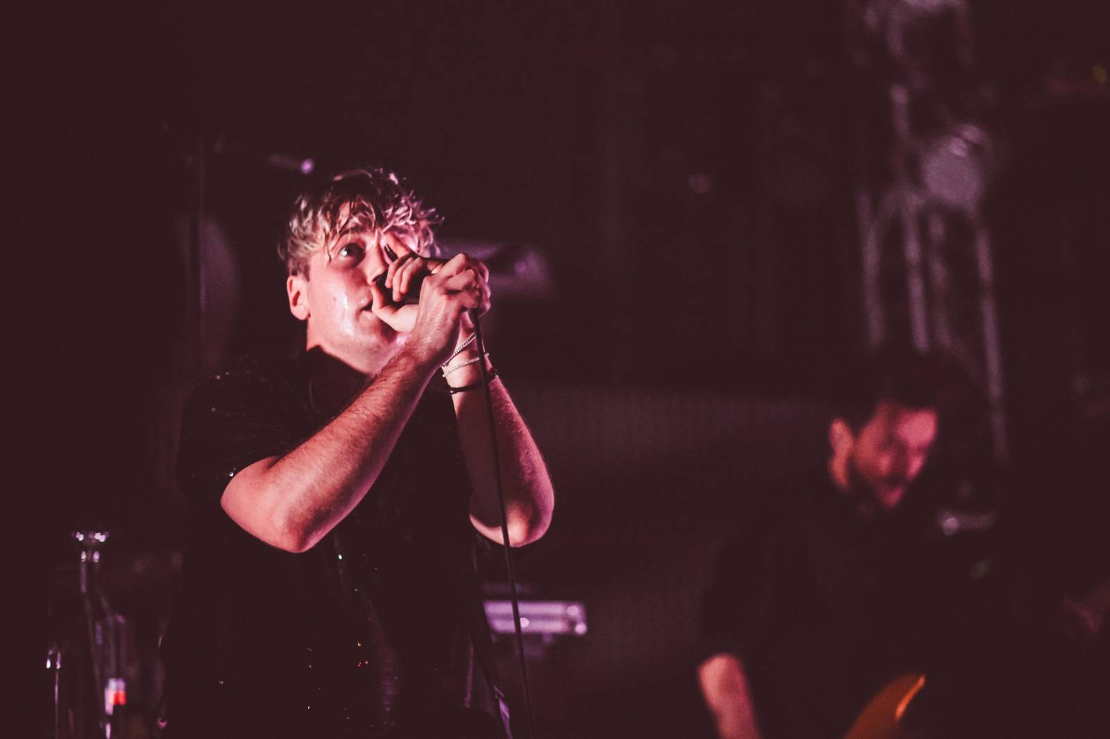 Frontman Blackout Problems se v Berlíně nechal nosit na rukou