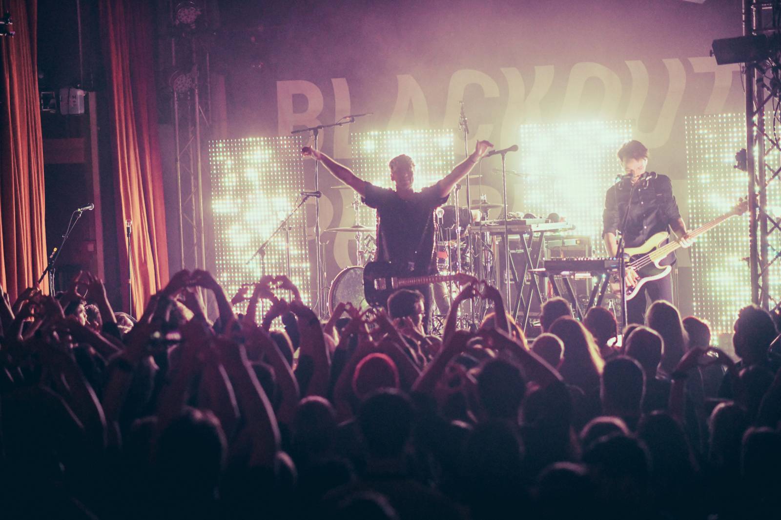 Frontman Blackout Problems se v Berlíně nechal nosit na rukou