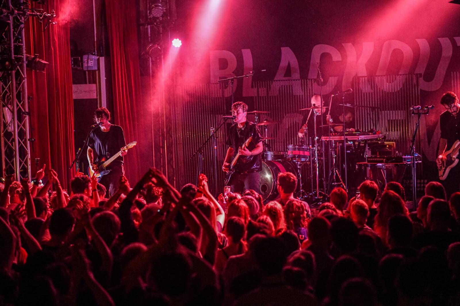 Frontman Blackout Problems se v Berlíně nechal nosit na rukou