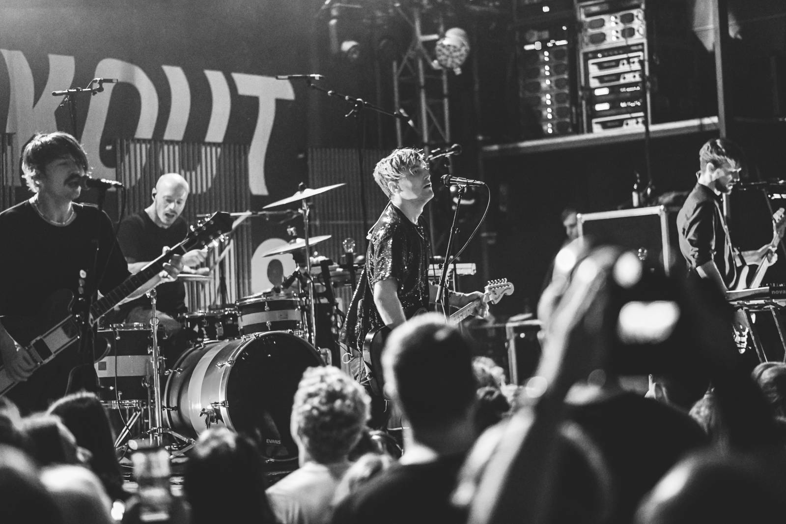 Frontman Blackout Problems se v Berlíně nechal nosit na rukou