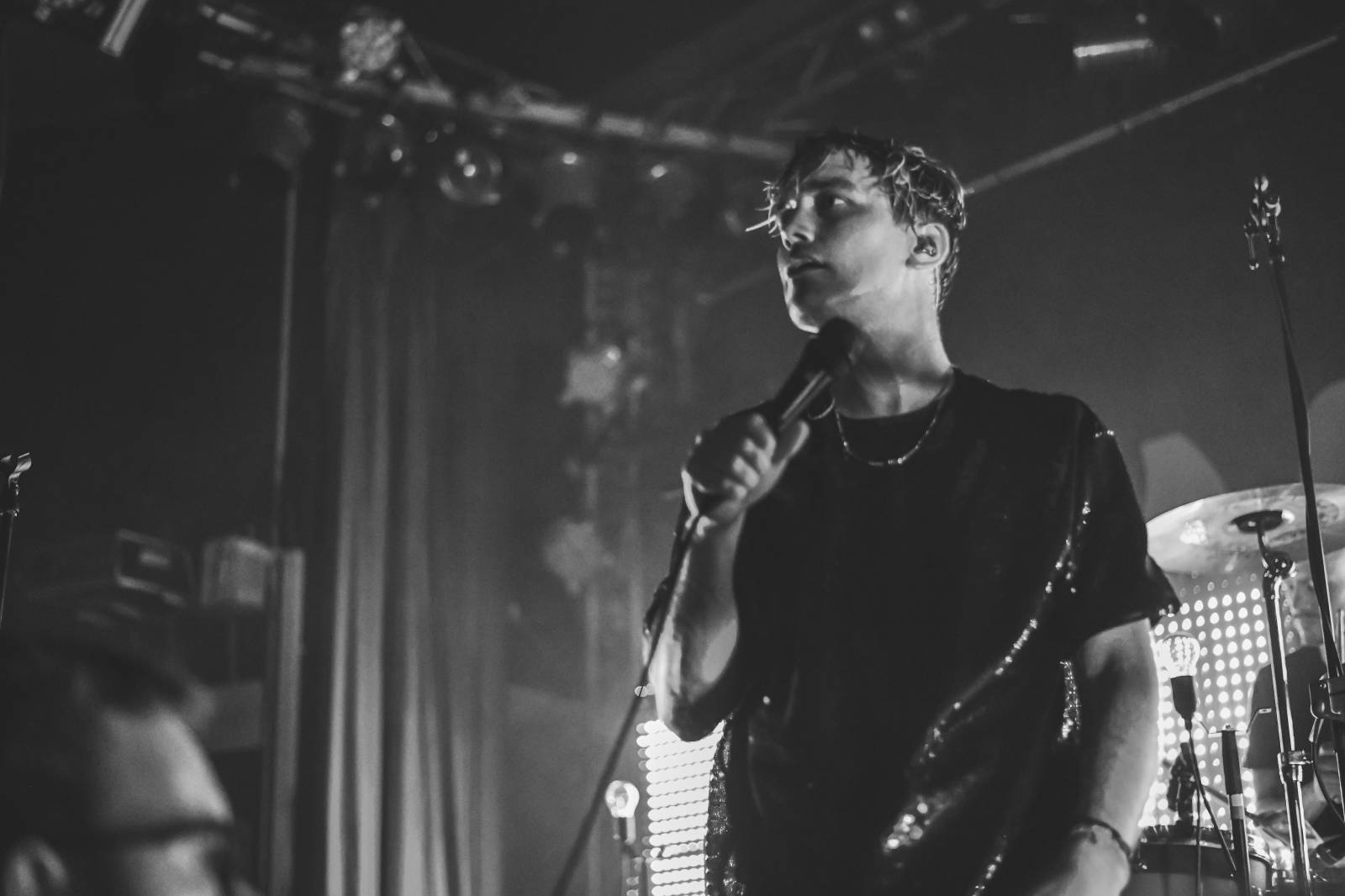 Frontman Blackout Problems se v Berlíně nechal nosit na rukou