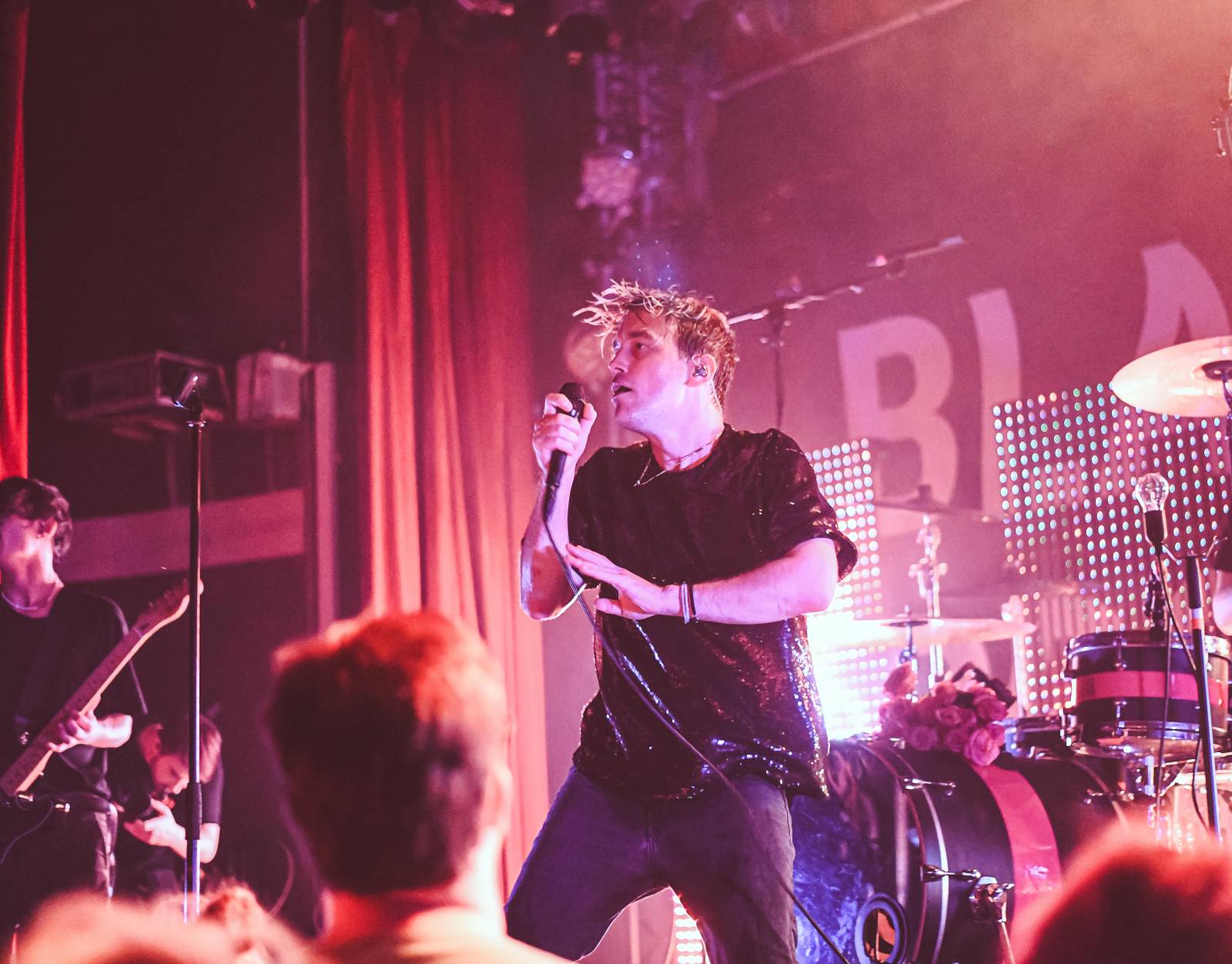 Frontman Blackout Problems se v Berlíně nechal nosit na rukou