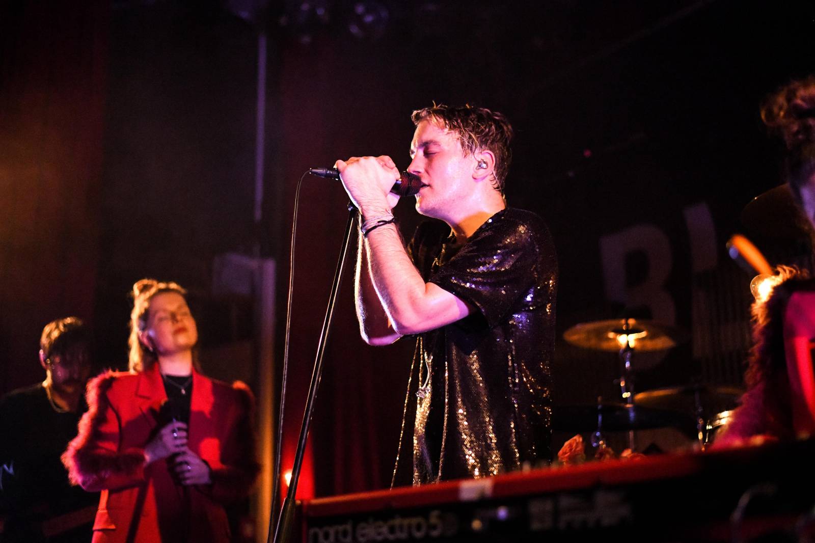 Frontman Blackout Problems se v Berlíně nechal nosit na rukou