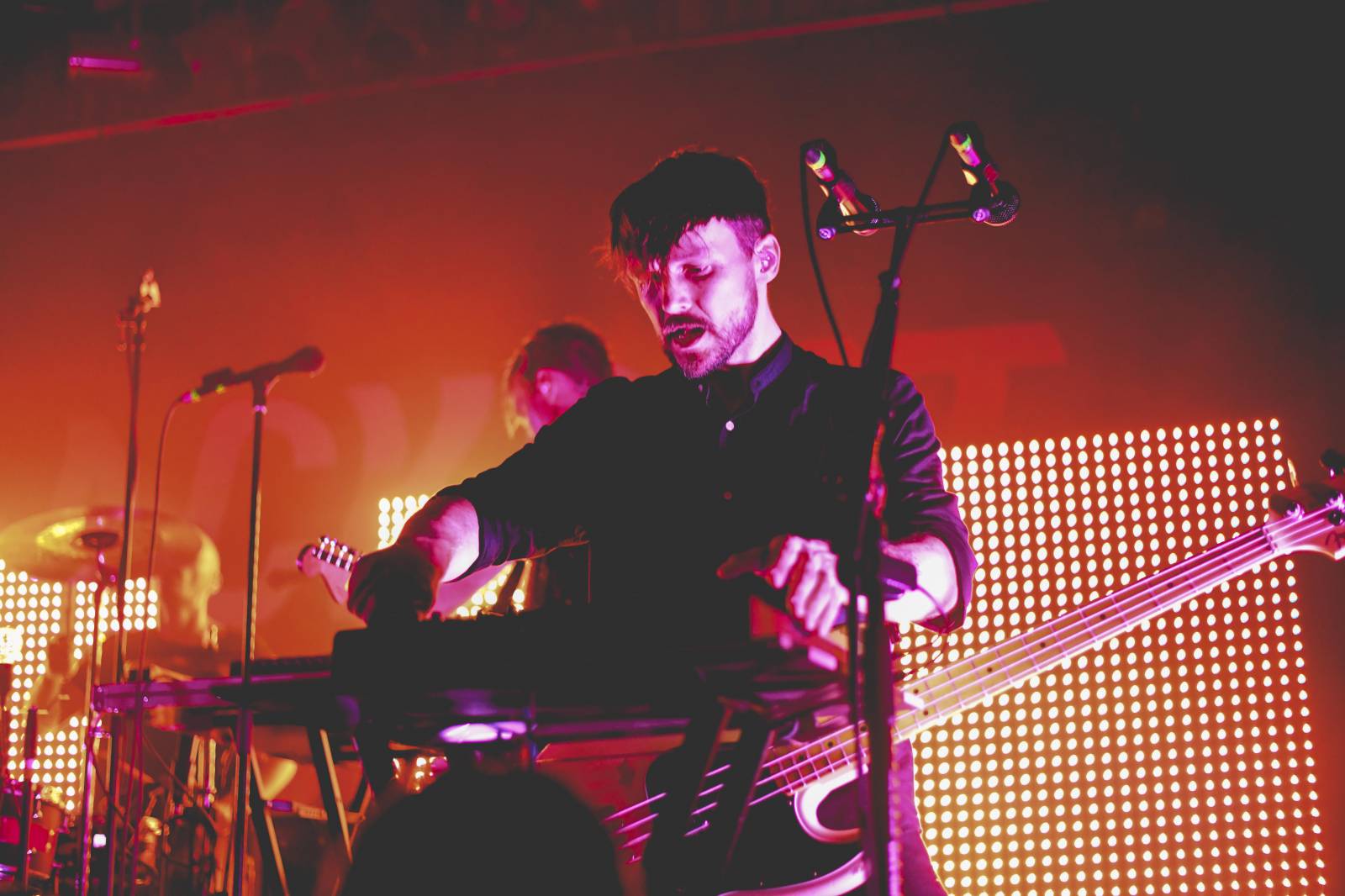 Frontman Blackout Problems se v Berlíně nechal nosit na rukou