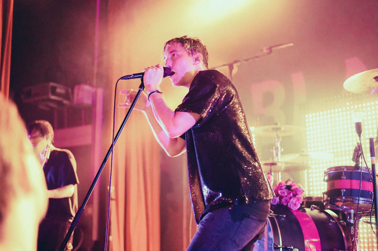 Frontman Blackout Problems se v Berlíně nechal nosit na rukou