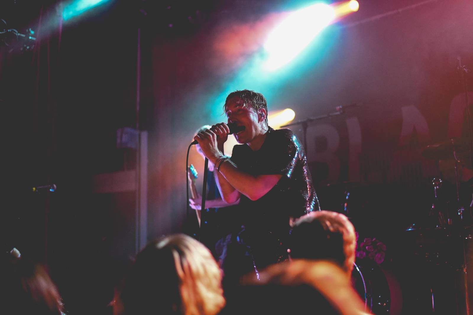 Frontman Blackout Problems se v Berlíně nechal nosit na rukou