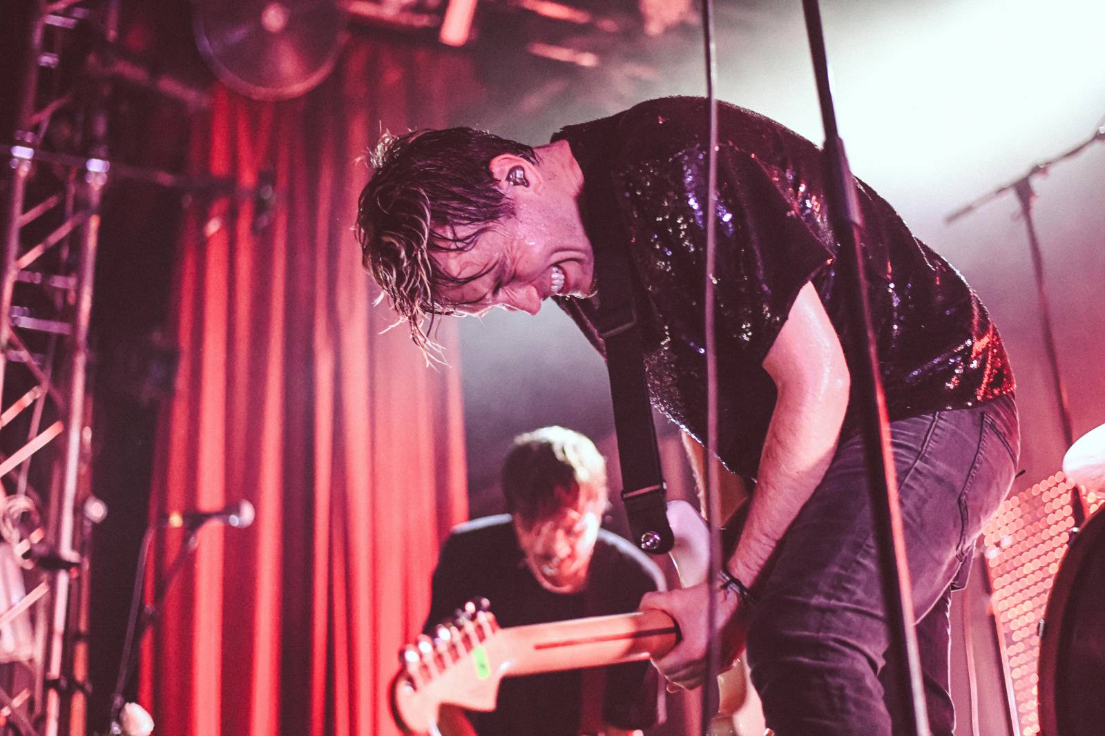 Frontman Blackout Problems se v Berlíně nechal nosit na rukou