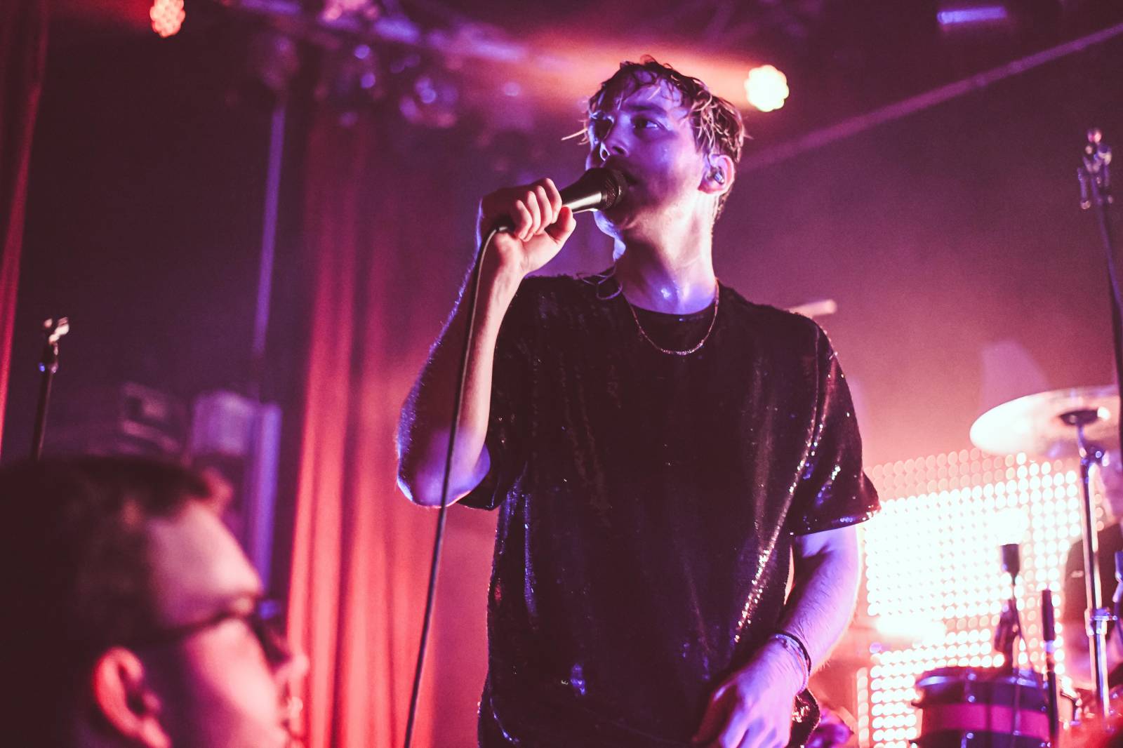 Frontman Blackout Problems se v Berlíně nechal nosit na rukou