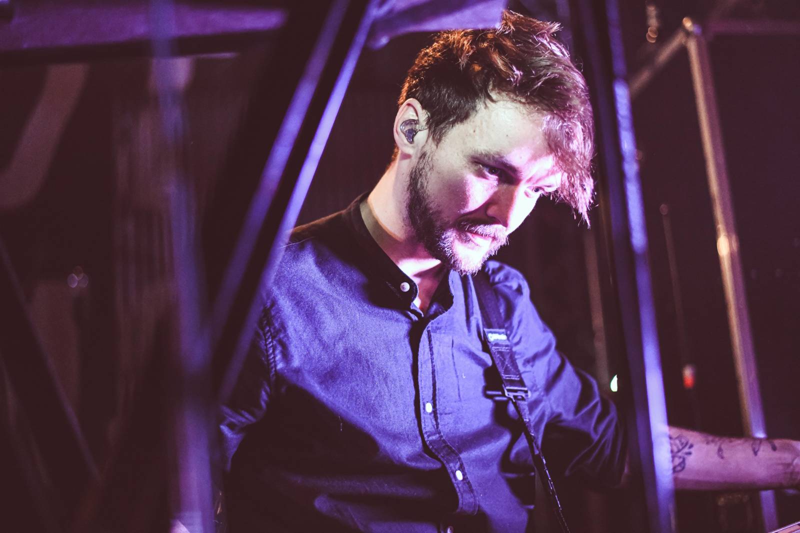 Frontman Blackout Problems se v Berlíně nechal nosit na rukou