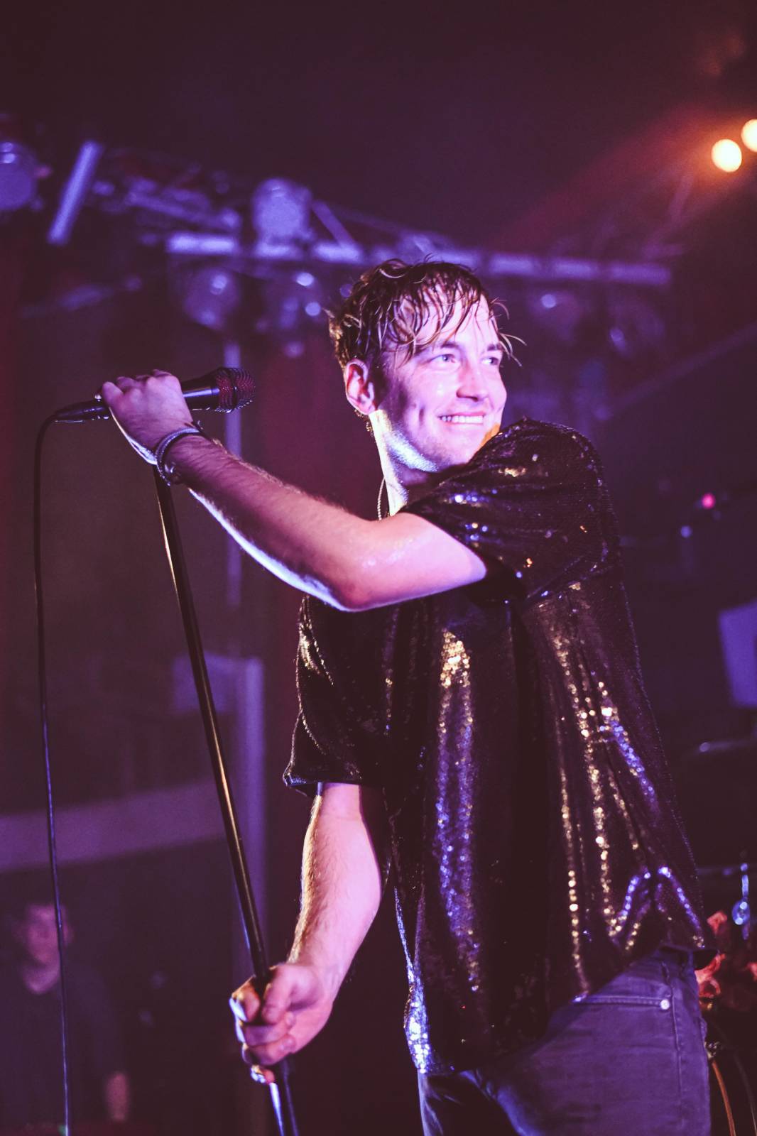 Frontman Blackout Problems se v Berlíně nechal nosit na rukou