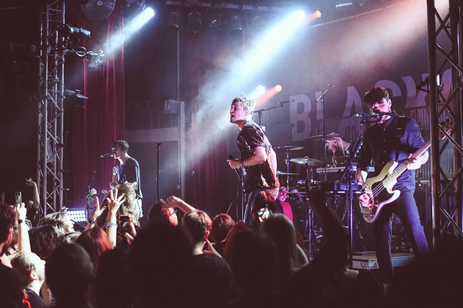 Frontman Blackout Problems se v Berlíně nechal nosit na rukou