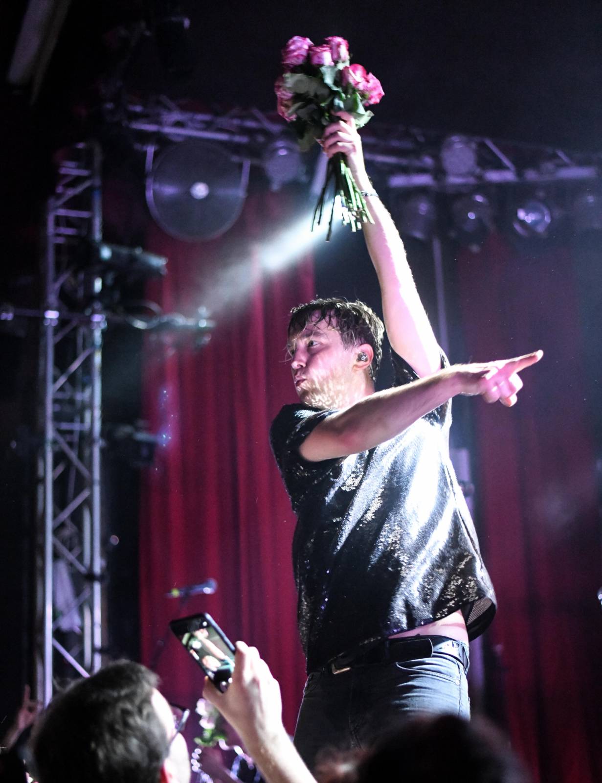 Frontman Blackout Problems se v Berlíně nechal nosit na rukou