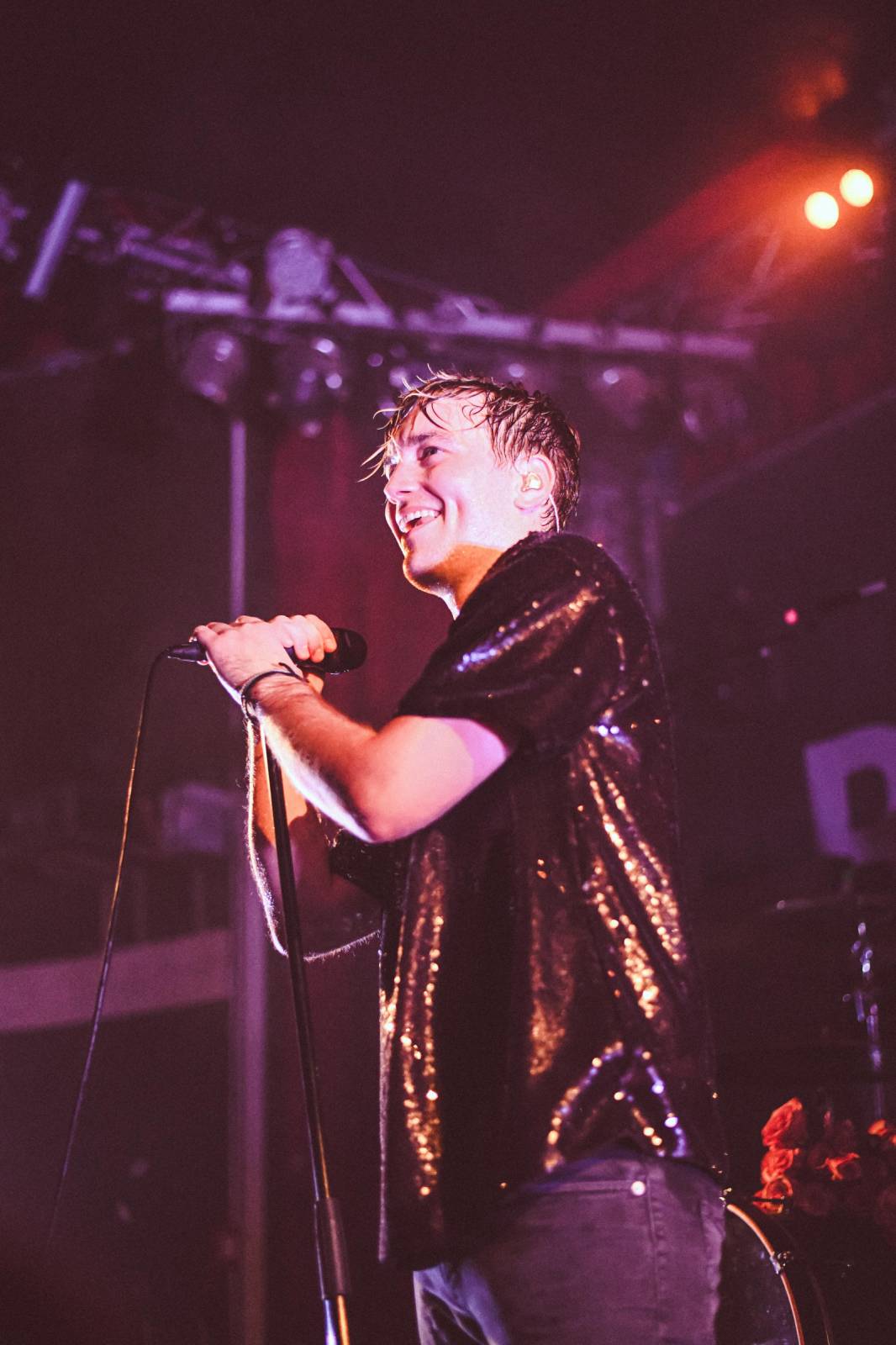 Frontman Blackout Problems se v Berlíně nechal nosit na rukou