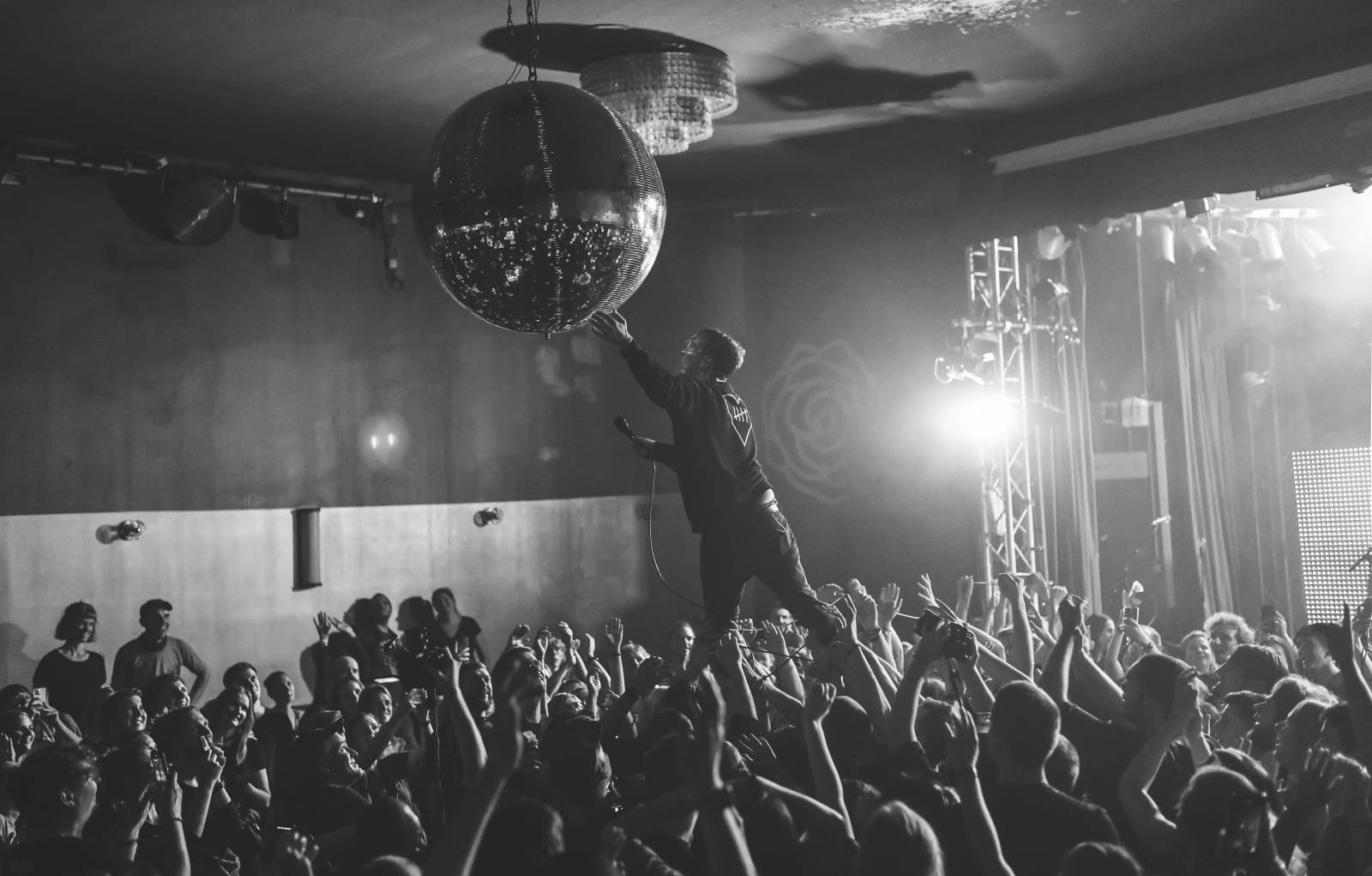 Frontman Blackout Problems se v Berlíně nechal nosit na rukou