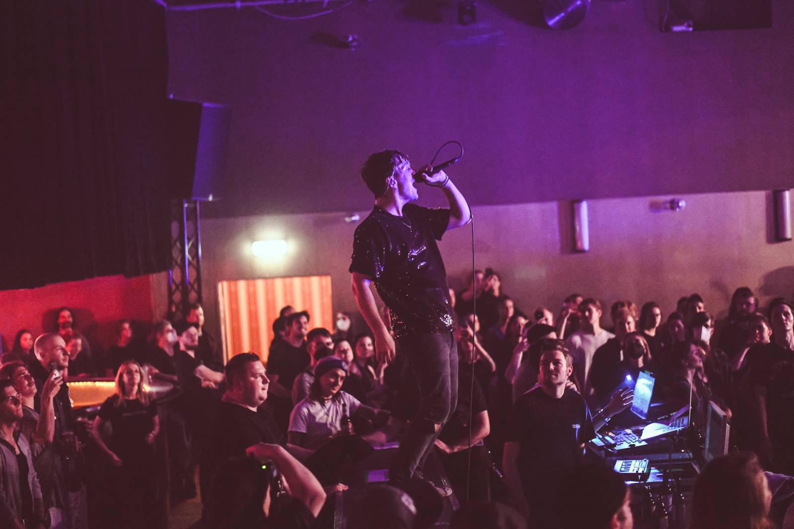 Frontman Blackout Problems se v Berlíně nechal nosit na rukou