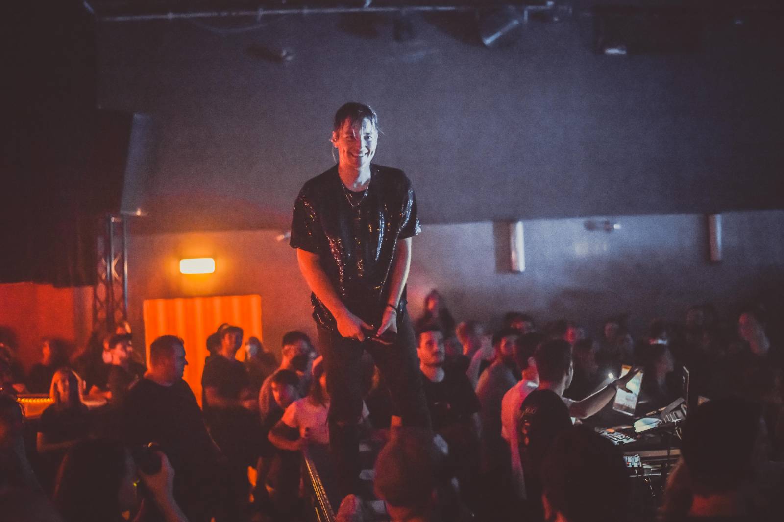 Frontman Blackout Problems se v Berlíně nechal nosit na rukou