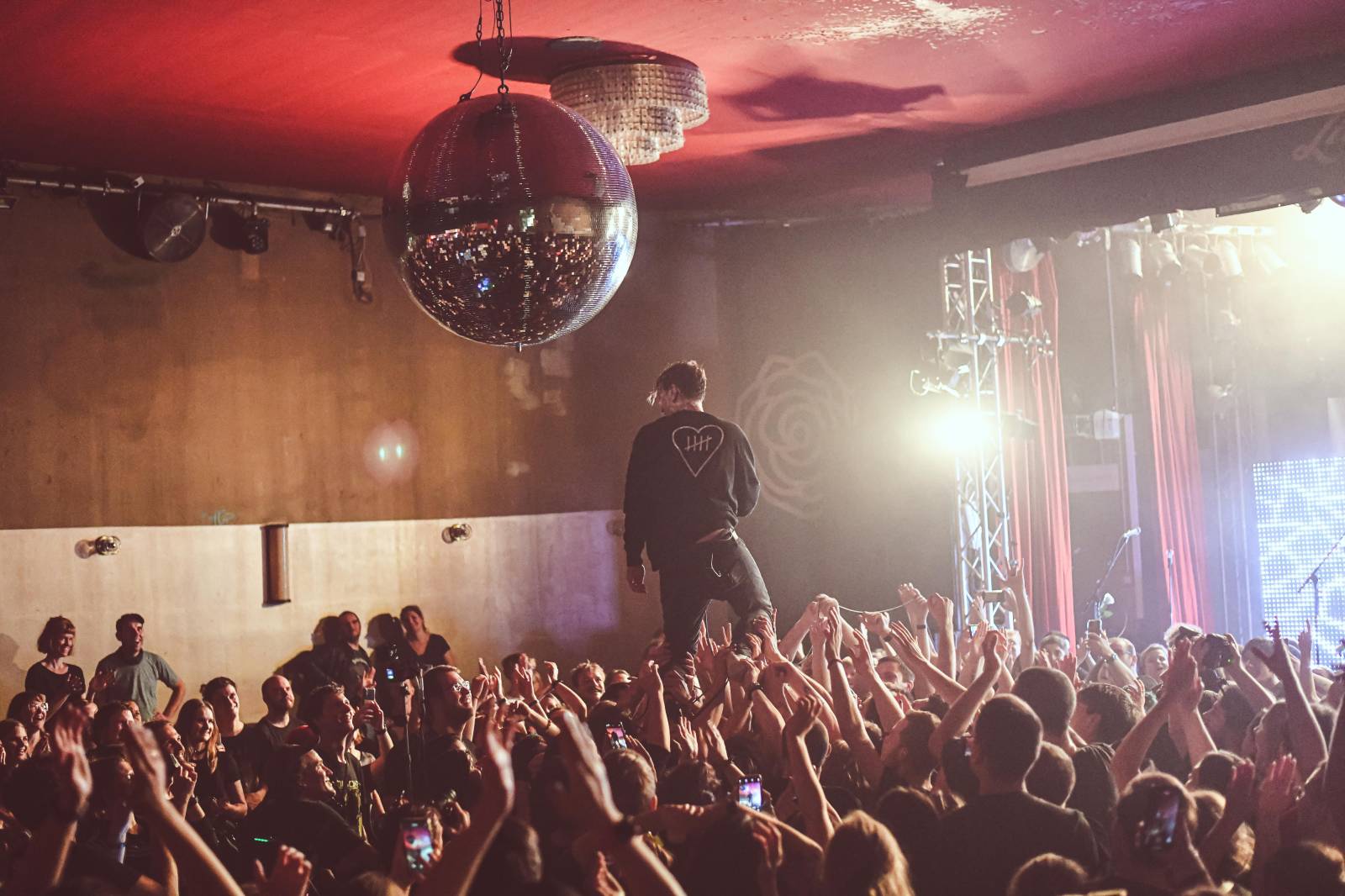 Frontman Blackout Problems se v Berlíně nechal nosit na rukou