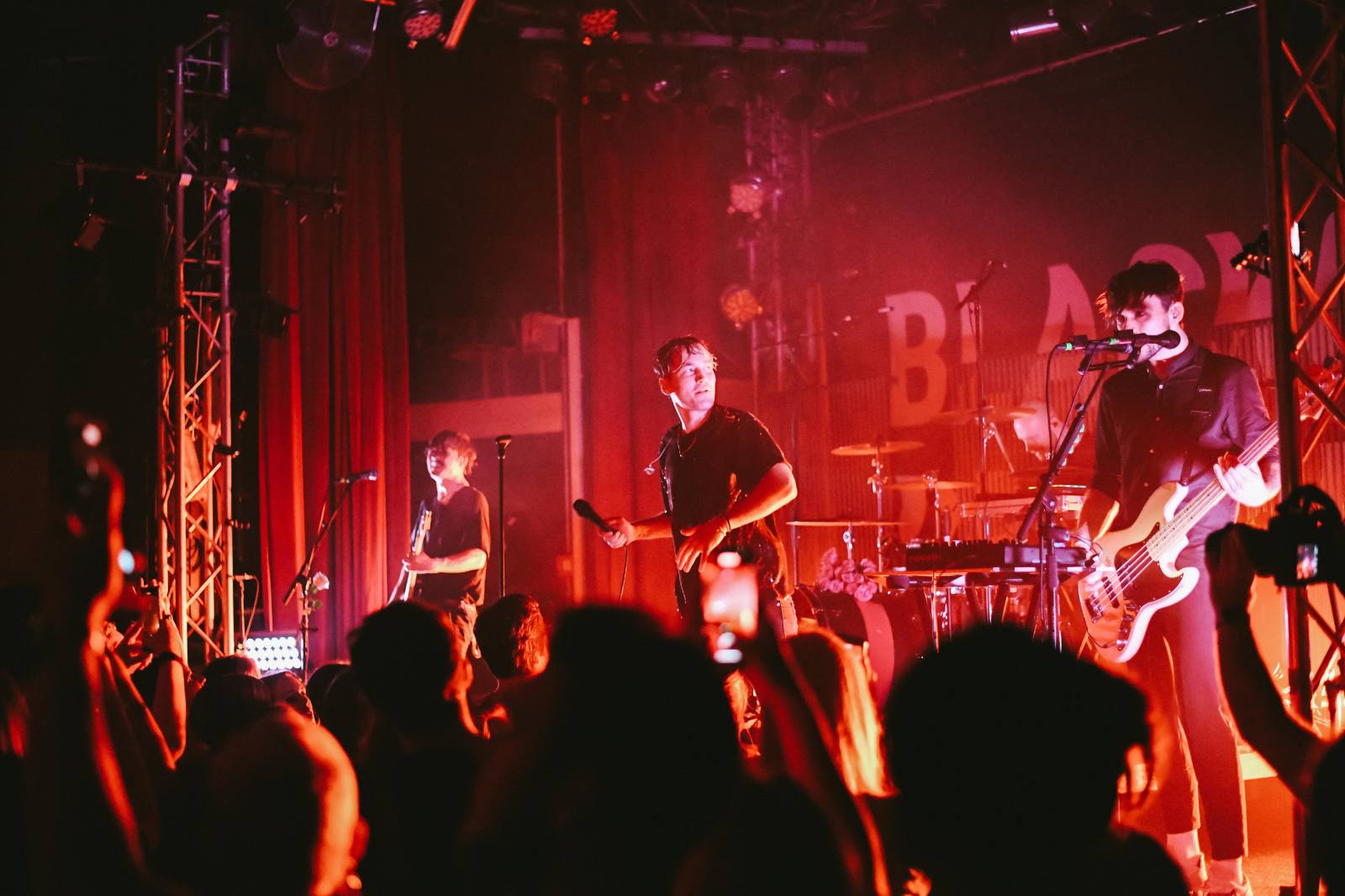 Frontman Blackout Problems se v Berlíně nechal nosit na rukou