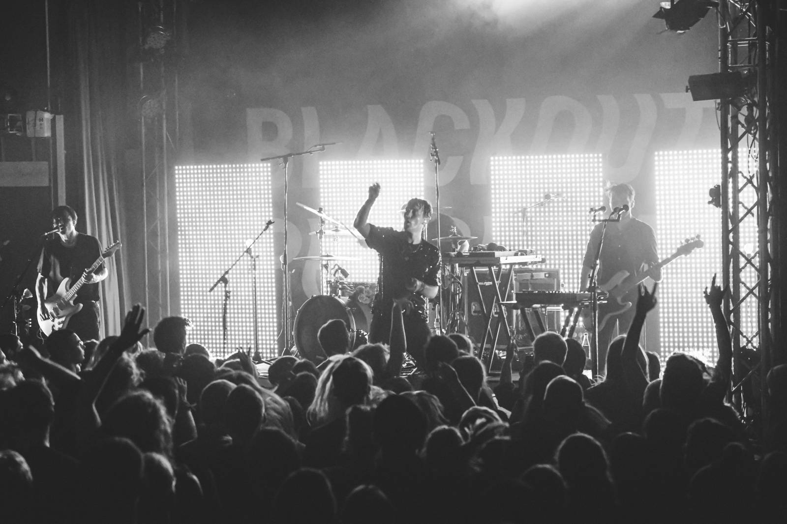 Frontman Blackout Problems se v Berlíně nechal nosit na rukou