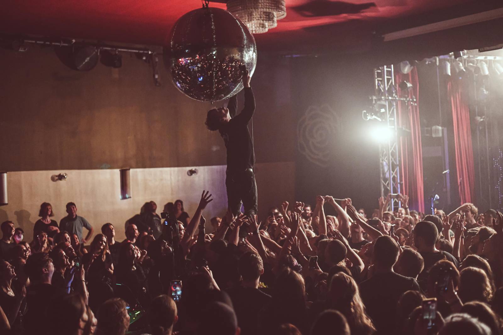 Frontman Blackout Problems se v Berlíně nechal nosit na rukou