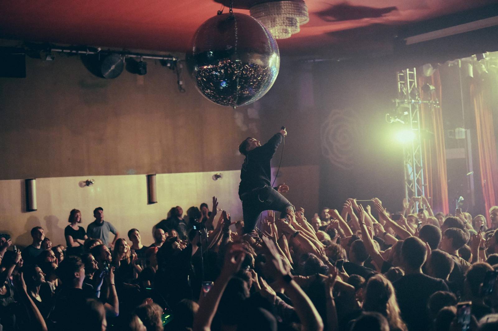 Frontman Blackout Problems se v Berlíně nechal nosit na rukou