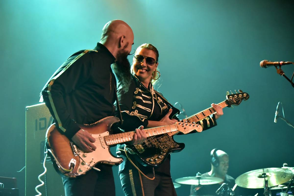 Princova baskytaristka Ida Nielsen zazářila v Praze