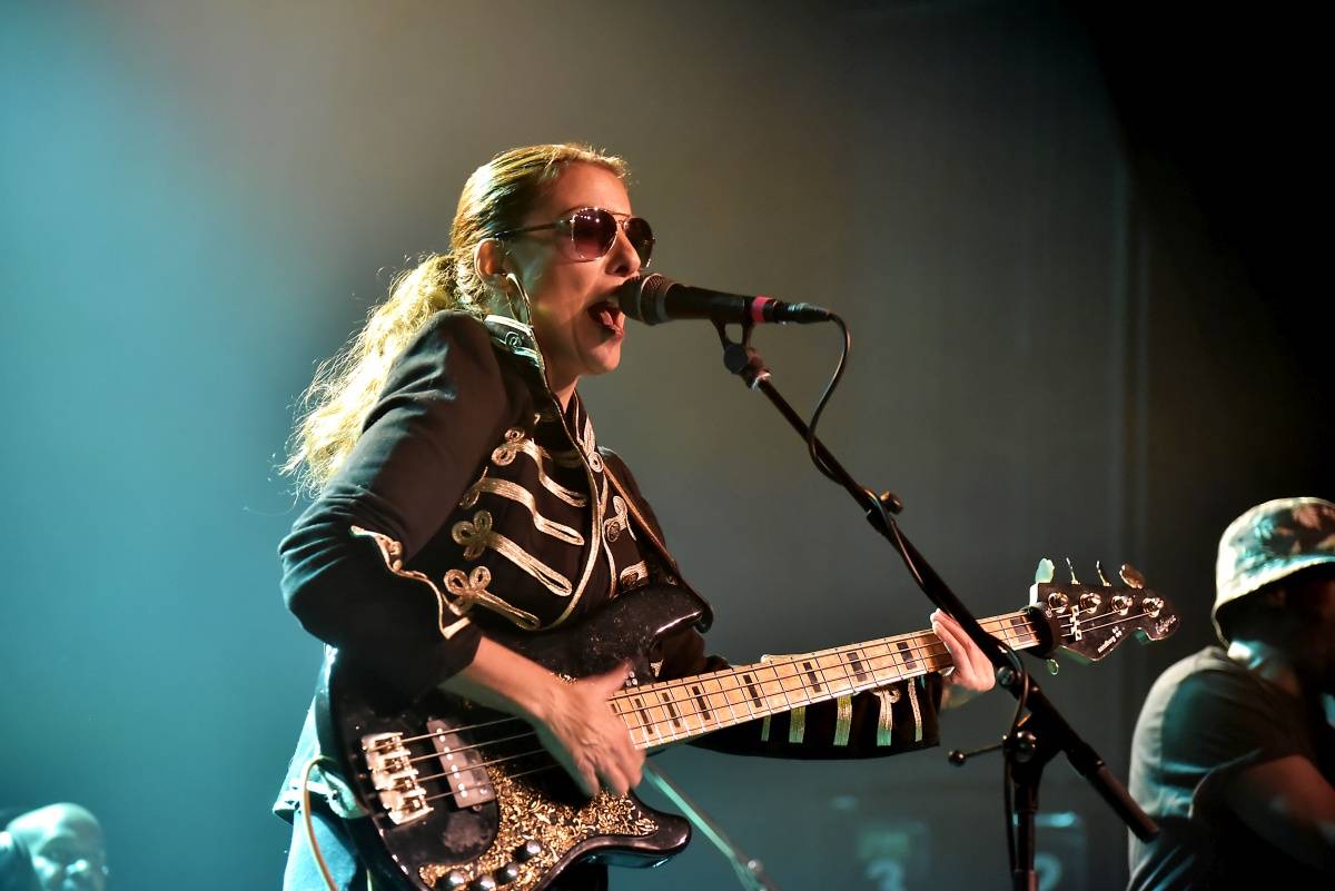 Princova baskytaristka Ida Nielsen zazářila v Praze