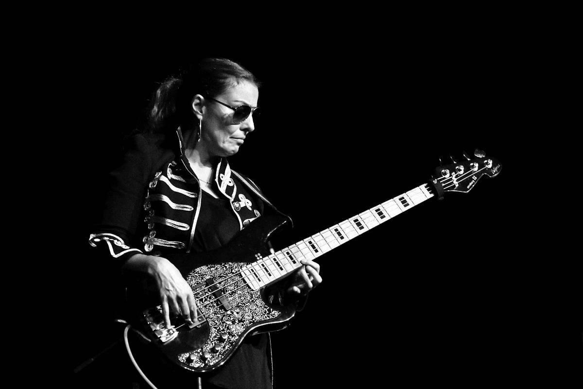 Princova baskytaristka Ida Nielsen zazářila v Praze