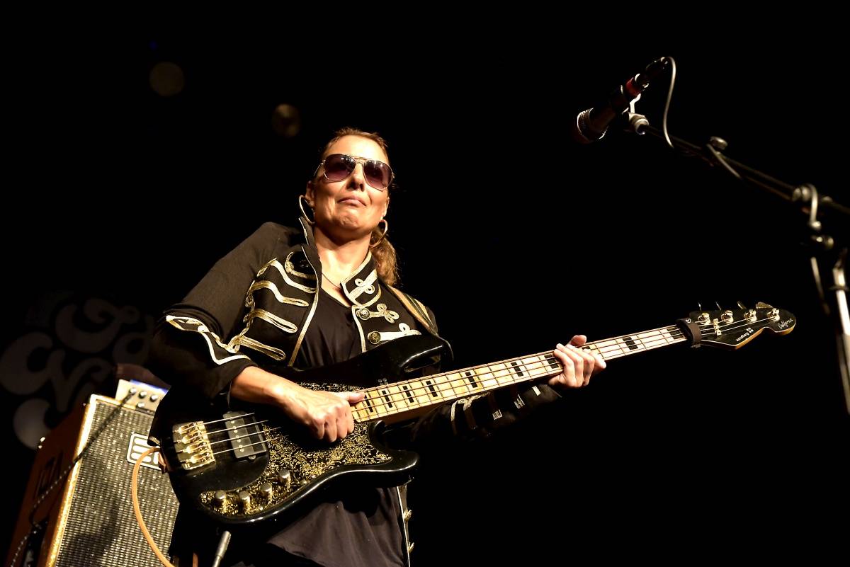 Princova baskytaristka Ida Nielsen zazářila v Praze