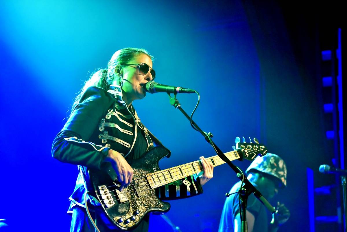 Princova baskytaristka Ida Nielsen zazářila v Praze